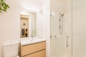 Shower, hair dryer, towels, shampoo