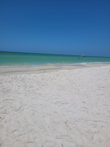 Marco Island at beach sunset 1-bedroom apartment in amazing Island with AC, WiFi