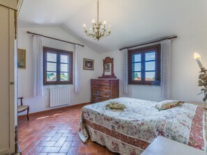 3 bedrooms, travel cot, free WiFi, bed sheets