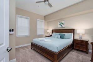 3 chambres, fer et planche à repasser, Wi-Fi, draps fournis