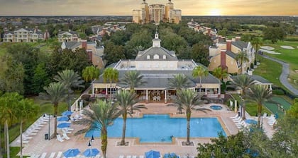 3BR retreat w/ pool, balcony & golf course view