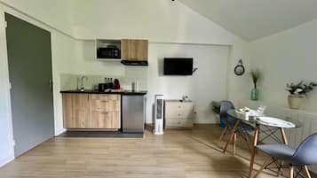 Refrigerador, microondas, cafetera y tetera y tostadora