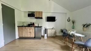 Fridge, microwave, coffee/tea maker, toaster - 5-minute walk from TGV station (CHATELLERAULT)