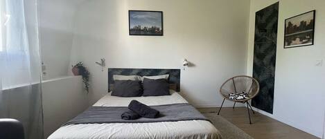 1 bedroom, desk, WiFi