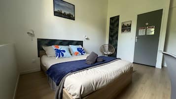 1 bedroom, desk, WiFi