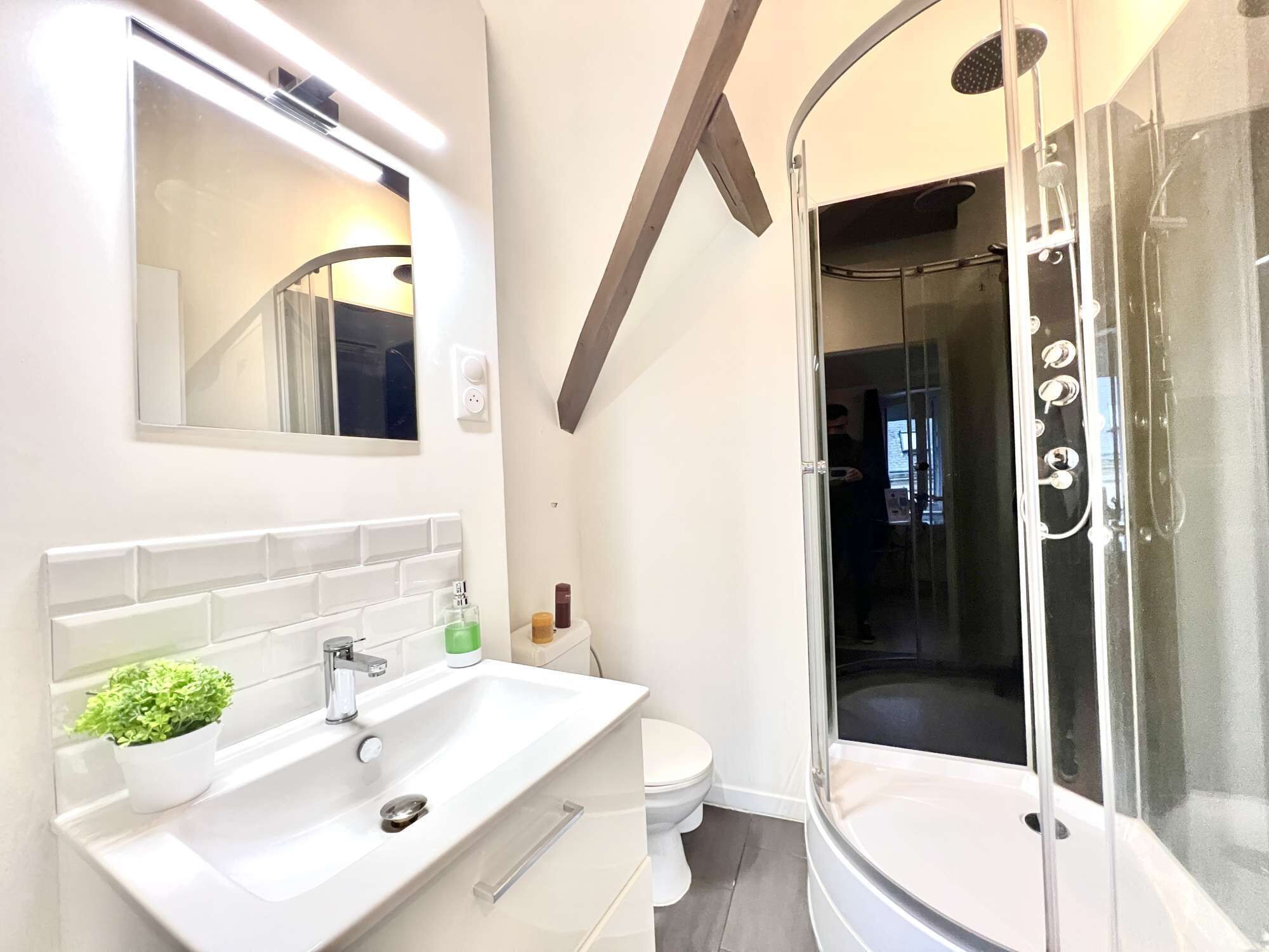 Douche, sèche-cheveux, serviettes fournies