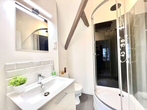 Dusche, Haartrockner, Handtücher