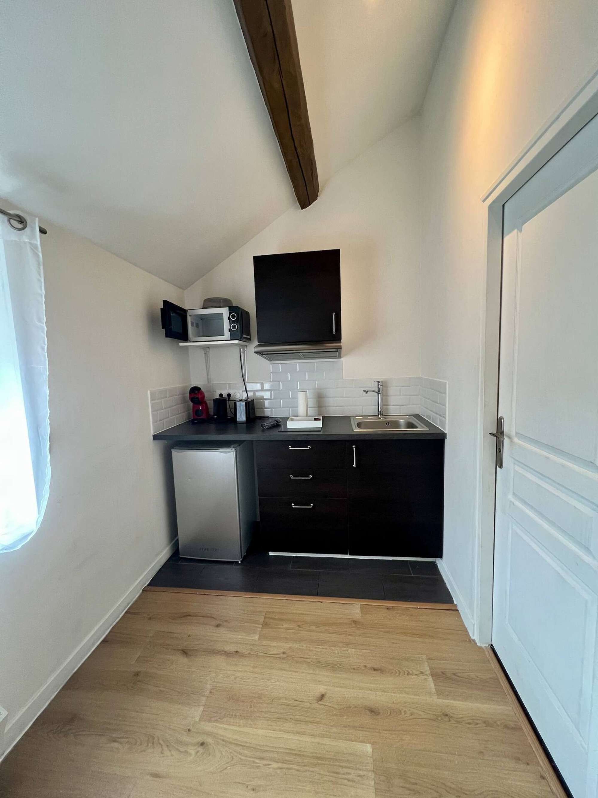 Kühlschrank, Mikrowelle, Wasserkocher mit Kaffee-/Teezubehör, Toaster