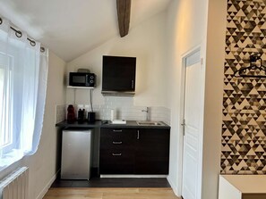 Kühlschrank, Mikrowelle, Wasserkocher mit Kaffee-/Teezubehör, Toaster