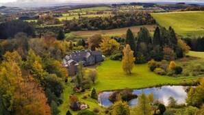 A large estate with a main house, a pond, and surrounding fields. - The Squirrel Room Energetic & Inspiring (Kinross)