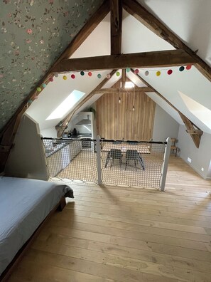 1 bedroom, travel cot, bed sheets