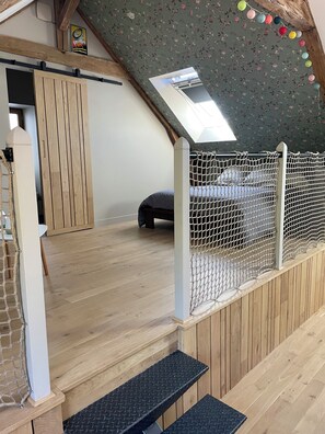 1 bedroom, travel cot, bed sheets