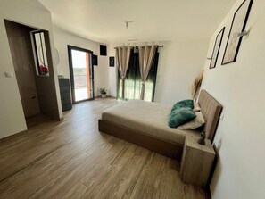 3 habitaciones, tabla de planchar con plancha, wifi y ropa de cama 