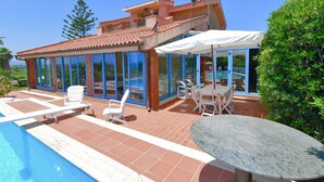 A modern house with a swimming pool, outdoor seating, and a covered patio area. - Beautiful private villa for 8 guests with private pool, WIFI, A/C, TV and patio (Syracuse)