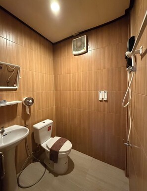 Standard Double Room | Bathroom | Shower, free toiletries, towels - Hug Wang Homestay (Wang Saphung)