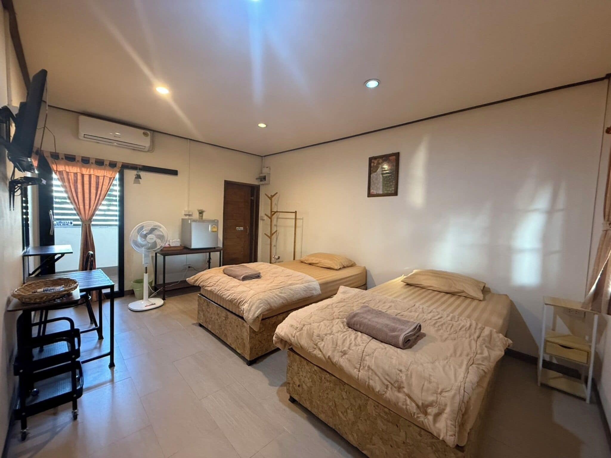 Quarto duplo standard | Escrivaninha, camas extras/dobráveis (sobretaxa), Wi-Fi de cortesia