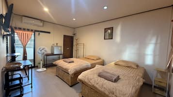 Quarto duplo standard | Escrivaninha, camas extras/dobráveis (sobretaxa), Wi-Fi de cortesia
