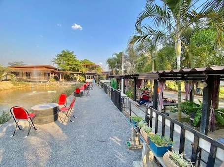 Exterior. Hug Wang Homestay