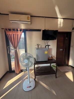 Standard Room, Balcony | Desk, rollaway beds, free WiFi, bed sheets - Hug Wang Homestay (Wang Saphung)