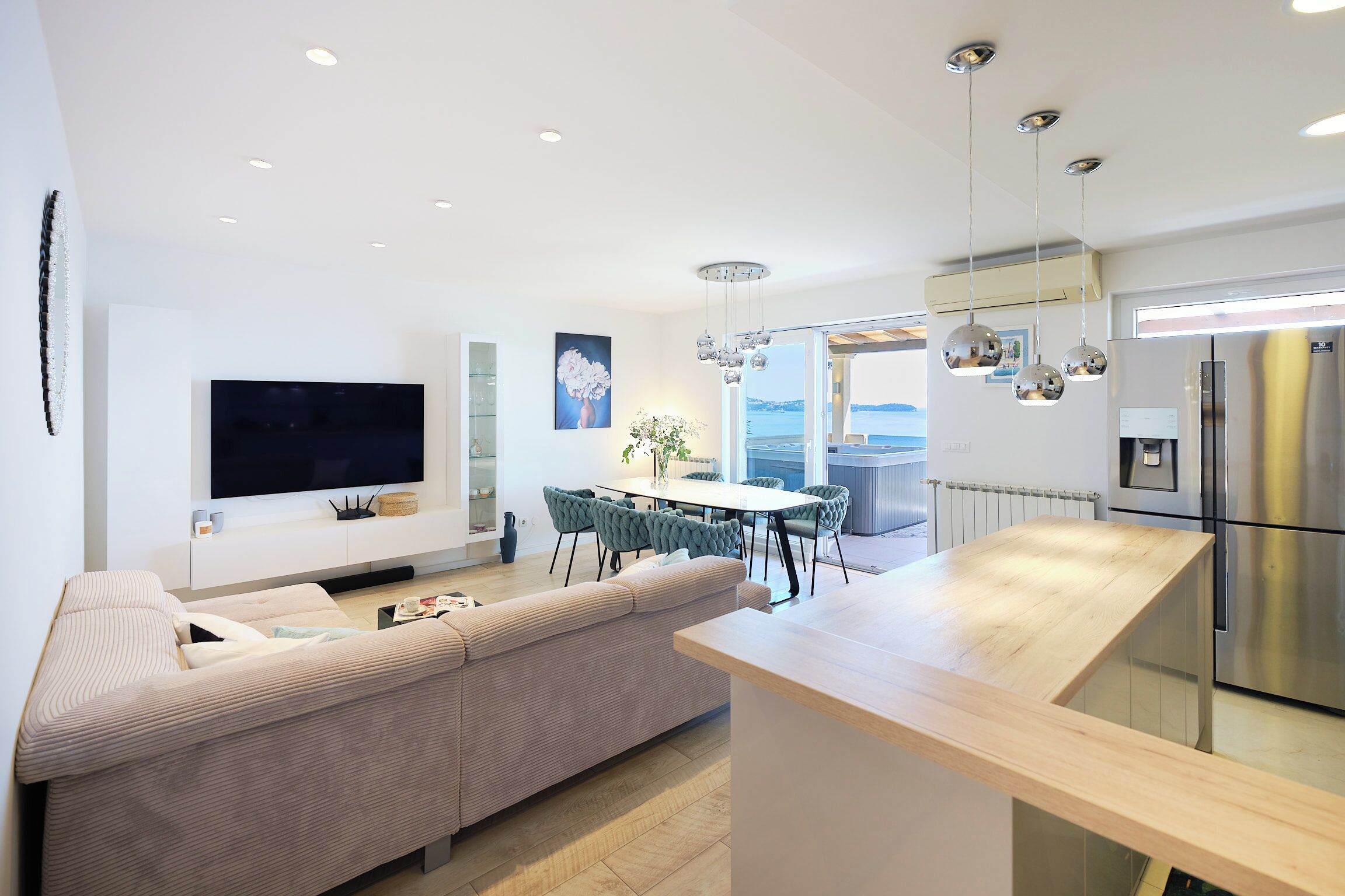 Apartment (3 Bedrooms) | Wohnzimmer | 123-cm-Fernseher mit Kabelempfang