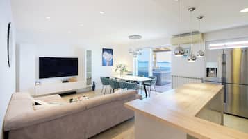 Apartment (3 Bedrooms) | Wohnzimmer | 123-cm-Fernseher mit Kabelempfang