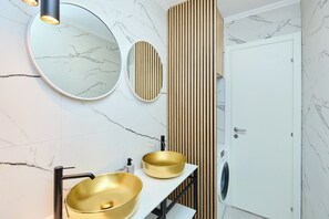 Căn hộ (3 Bedrooms) | Phòng tắm | Buồng tắm vòi sen, khăn tắm