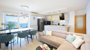 Apartment (3 Bedrooms) | Living room | 123-cm TV with cable channels