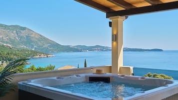 Apartment (3 Bedrooms) | Bathroom | Shower, towels