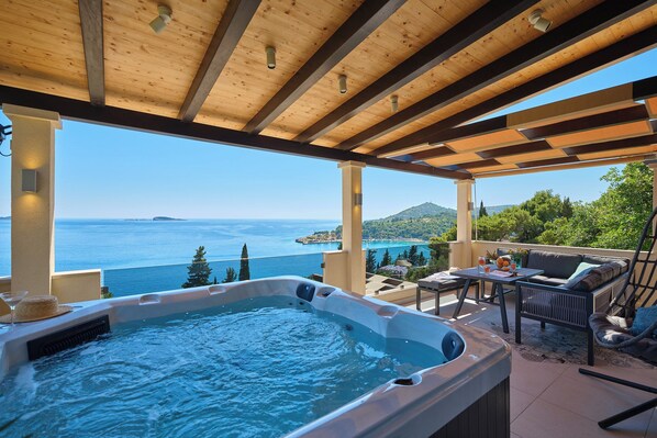 Apartment (3 Bedrooms) | Balcony