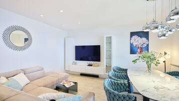 Leilighet (3 Bedrooms) | Oppholdsrom | En 123-centimeters TV med kabel-kanaler