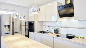 Apartment (3 Bedrooms) | Eigene Küche | Ofen, Herdplatte, Geschirrspüler, Kochgeschirr/Geschirr/Besteck