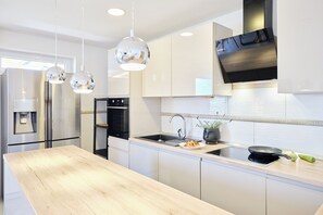 Apartment (3 Bedrooms) | Private kitchen | Oven, stovetop, dishwasher, cookware/dishes/utensils