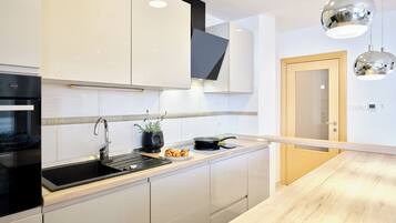 Apartment (3 Bedrooms) | Private kitchen | Oven, stovetop, dishwasher, cookware/dishes/utensils