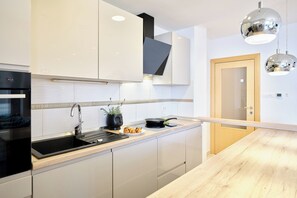 Apartamento (3 Bedrooms) | Cocina privada | Horno, placa de cocina, lavavajillas y utensilios de cocina