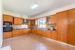 Fridge, microwave, oven, dishwasher - Villa Castelo | 4 Bedrooms | Castelo Beach | Galé (Albufeira)