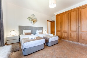 3 chambres, fer et planche à repasser, Wi-Fi gratuit, draps fournis