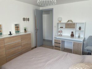 3 habitaciones, escritorio, tabla de planchar con plancha y wifi 