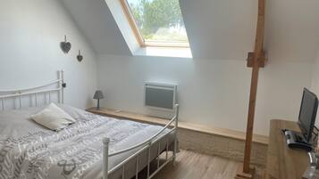 3 bedrooms, desk, iron/ironing board, WiFi