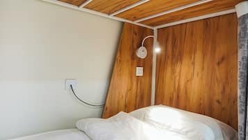 Svefnskáli - útsýni yfir garð (Share Bunk Room Number 4) | Skrifborð, vinnuaðstaða fyrir fartölvur, ókeypis þráðlaus nettenging