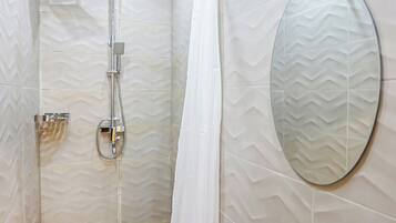 Felles sovesal, hageutsikt (Share Bunk Room Number 4) | Bad | Separat badekar og dusj, toalettartikler (inkludert) og hårføner