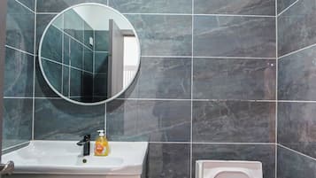 Dormitorio condiviso, vista giardino | Bagno | Vasca e doccia separate, set di cortesia gratuito, asciugacapelli