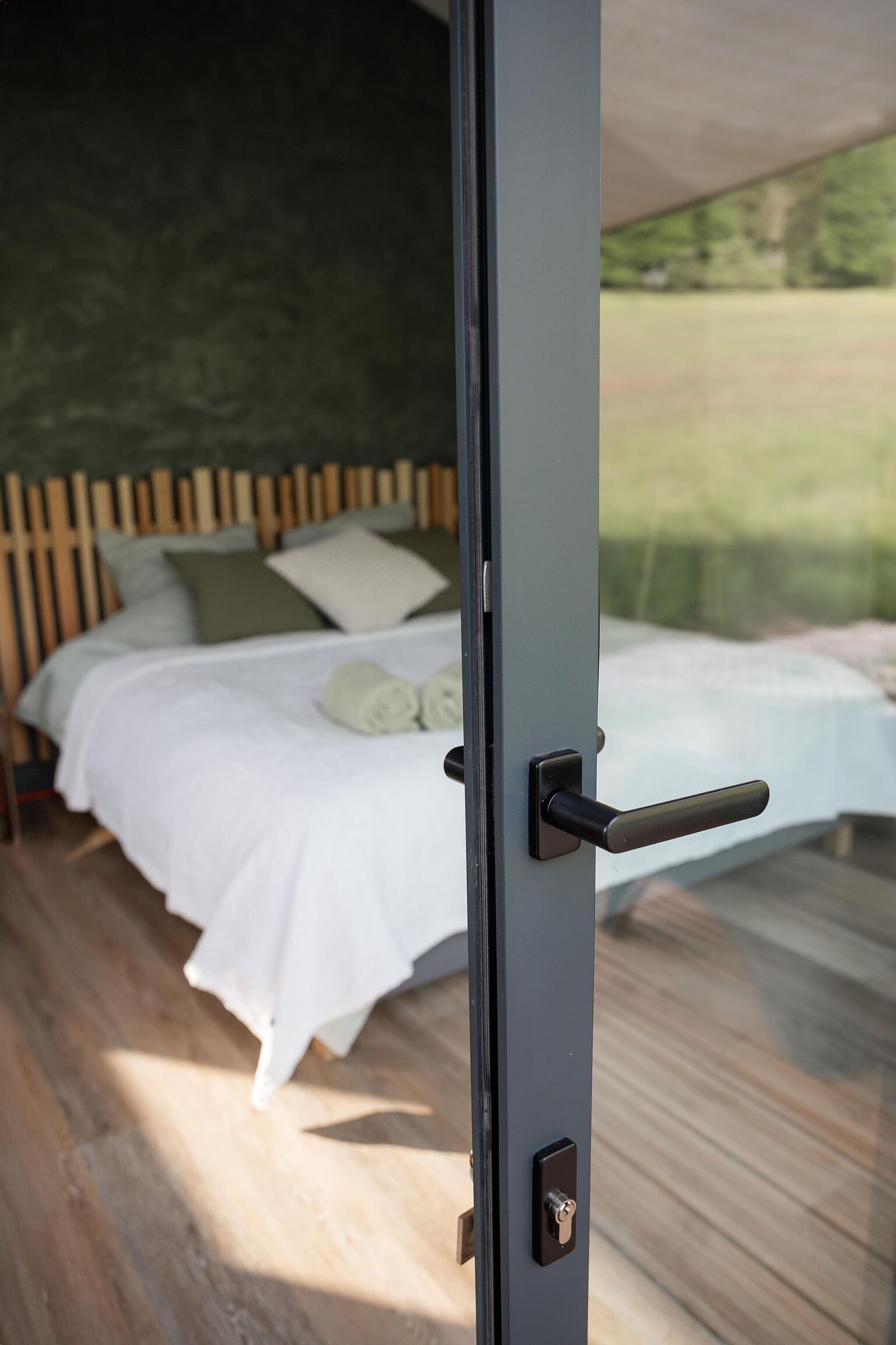 1 多间卧室、床单