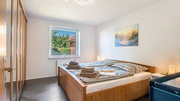 3 bedrooms, iron/ironing board, WiFi, bed sheets