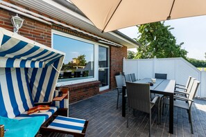 Outdoor dining - Holiday Home 'Sonja' with Private Terrace, Private Garden and Wi-Fi (Waabs)
