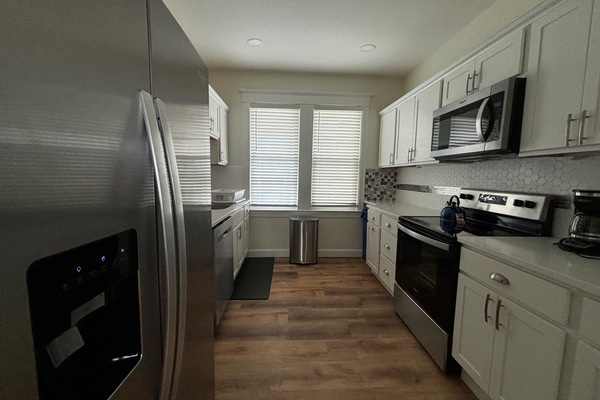 Køleskab, mikrobølgeovn, ovn, kogeplade