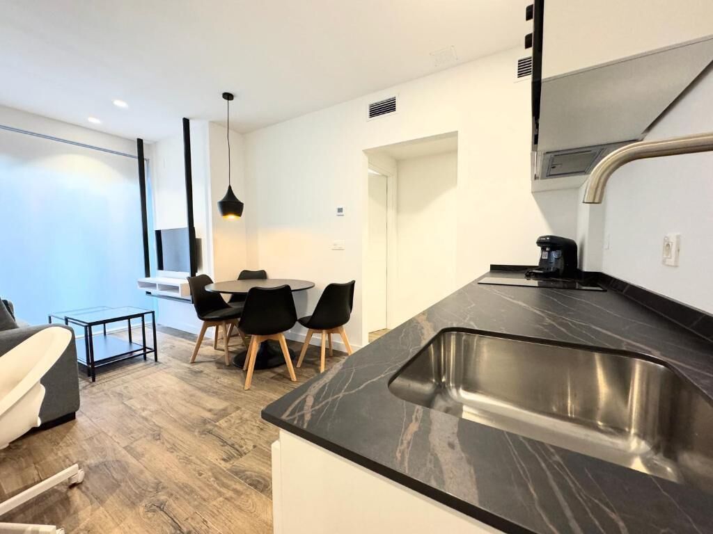 Deluxe appartement, balkon, uitzicht op stad | Privékeuken | Een mini-koelkast, een magnetron, een kookplaat