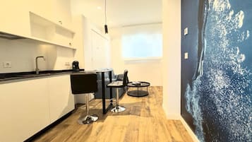 Frigobar, microondas, placa de cocina, utensilios de cocina