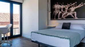 Superior Studio | Down comforters, memory foam beds, desk, soundproofing - Apartamentos Identia by gaiarooms (León)
