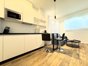 Basic Studio, Patio | Private kitchen | Mini-fridge, microwave, stovetop, coffee/tea maker - Apartamentos Identia by gaiarooms (León)