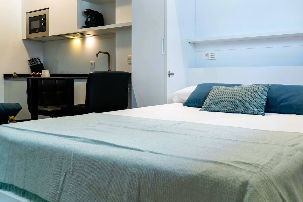 Ein Hotelzimmer mit einem Bett, einem Schreibtisch und einem Stuhl.